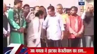 Awkward Moment for Kejriwal, When He Tried To Hold Mamta Banerjee's Hand But She Dismisses It.
