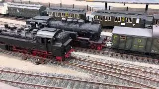 BR 93 mit kurzem Güterzug bei Durchfahrt Bahnhof Eisfeld
