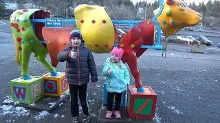 Настя и Никита играют на площадке в детском музее