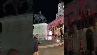 Площадь Пуэрто Дель Соль в Мадриде в ночных огнях 