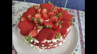 Красный медовик с клубникой.