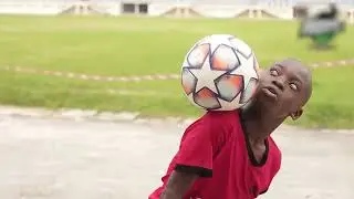 Boy Performs Cool Freestyle Football Tricks _ كريستيانو الصغير يقوم بحركات خطيرة