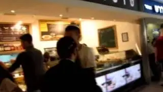 מיסיונר פונה לקטינים בקניון רמת אביב