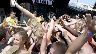 Crazy Crowd surfing