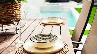 Pequeñas pero coquetas, piscinas de obra con cascadas.🥰