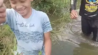 anak kecil dapat belut besar
