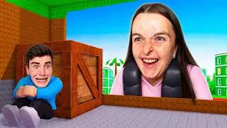 Hide From the GIANT to Survive in Roblox