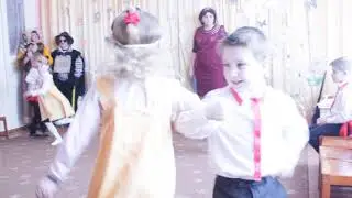Весёлый танец девчёнок и мальчишек