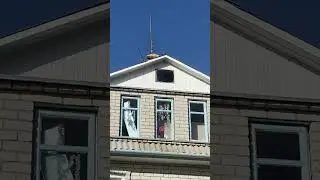 Дом с телевизором вместо окна
