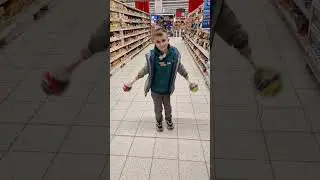 Каждый хочет управлять Миром.  Миша танцует с огромными Чупачупсами.