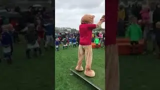 DUBBI varmer op