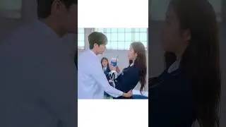 هكذا تبدأ علاقة الحب بين البطلين في الدراما الكورية  🤣 