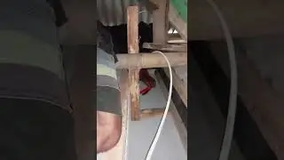 pemasangan cable lampu pojok ruangan. sangat sempit