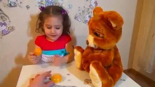 Бруно Интерактивный медведь Видео для детей. Julia plays with the bear of 