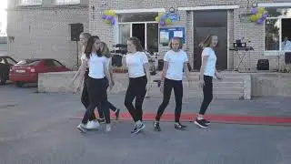 Классно танцуют девчонки!