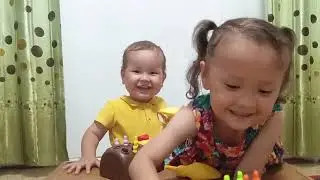 Фатима&Муслим  құстарды тамақтандырды 🤗  ұсақ қол маторикасын дамыту.  ойын №1