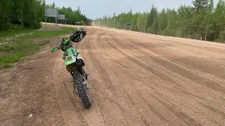 Поездка по лесной дороги