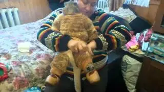 Одеваемся гулять( яванская макака Маша)