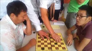 Draughts grandmasters analizing