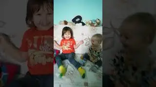 Детишки развлекаются как могут)