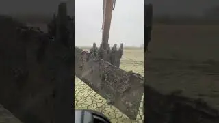 Экскаватор, движущийся по болоту / Excavator moving through the swamp 💡