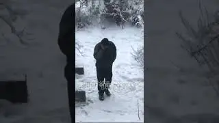 На проспекте Героев мужчина ищет закладки: момент поиска