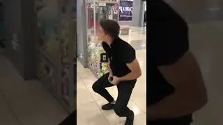 Согнул айфон ради приза