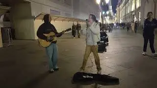 Кис-Кис — Молчи - кавер вирусной песни спела на Никольской улице в Москве молодая девушка 
