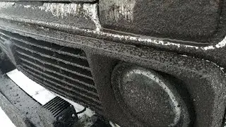 Нива по грязи. Еду в деревню.