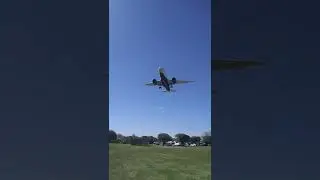 Delta Airbus A220 - Overhead Landing - LaGuardia Airport 
