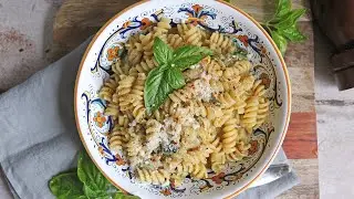 Laura Vitale Makes One-Pot Cacio e Pepe