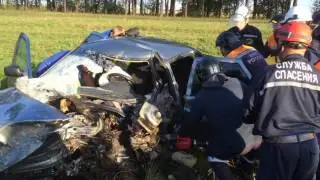 Спасатели достают из разбитой 