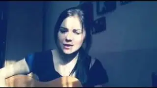 Девушка красиво поет песню на гитаре!