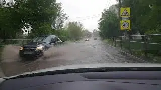 Городок наш разделяет река.