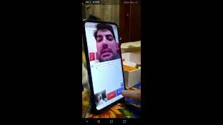 Девушка прикалывается над мужиком