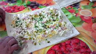 Рулет из лаваша с маринованными огурцами и ветчиной