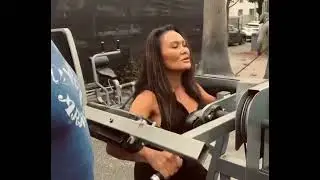 Arnold y Tia Carrere entrenando