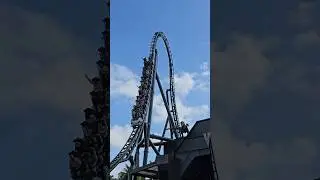 Yep, that’s me with both arms up on the last row! 🎢🤣 #universalstudios #velocicoaster