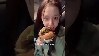 Jena makan burger bareng cucuk