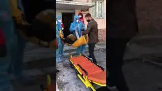 Женщину с лестницей на балконе забрали в психдиспансер
