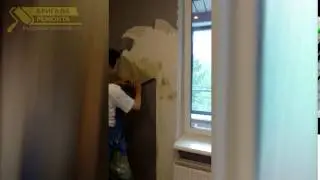 Последствия непрофессионального ремонта. Плесень под обоями
