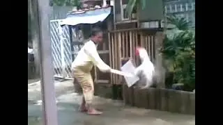 Pertarungan Emak Emak dengan ayam jago #shorts