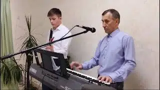 На сентизаторе  играет Назир Гимазетдинов, на гитаре - Ранис Ибрагимов
