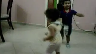 bebes bailando anelim con yeso