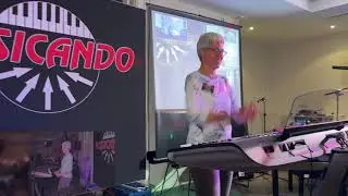 Heidrun Dolde spielt "Music" von John Miles beim Live-Musicando 2023