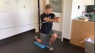 1/2 Kneeling Pallof Press