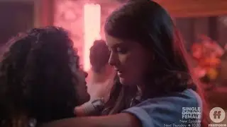 SINGLE DRUNK FEMALE 1x05: SAM BUMPS INTO CHLOE