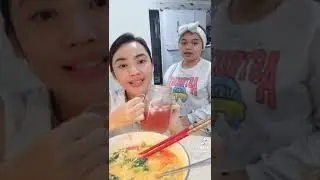 Makan mie instan pakai telur dan sayur