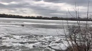Взрывают лёд на Иртыше(2)