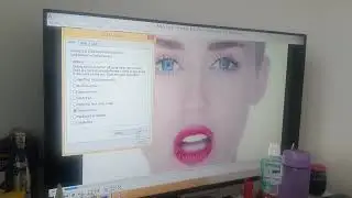 Miley Cyrus - Wrecking Ball has BSOD (Mini8.1) [on TV]